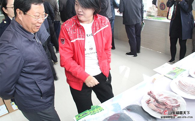 市委书记等领导在观看藏香猪产品