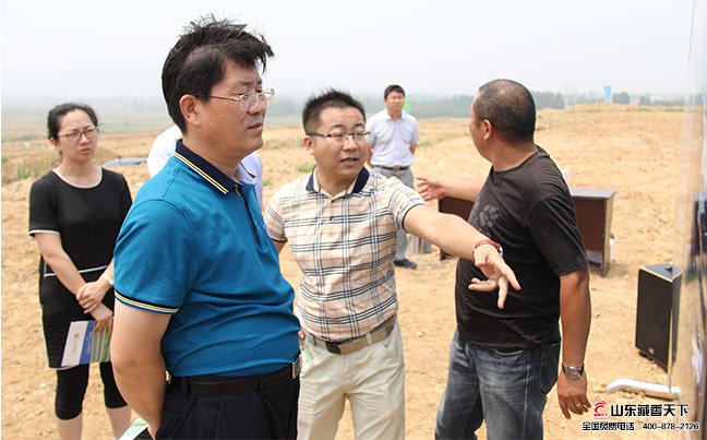 市委副书记孙吉海在观看公司藏香猪产业园的规划图