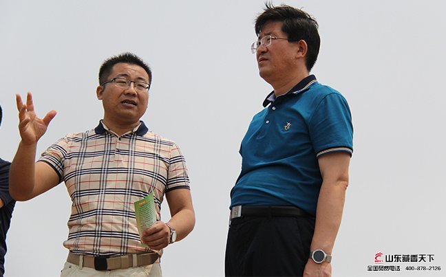 市委副书记孙吉海在参观公司藏香猪养殖基地并了解藏香猪特点