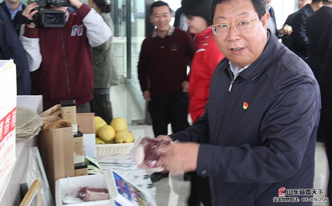 市委书记等领导参加公司的藏香猪展会