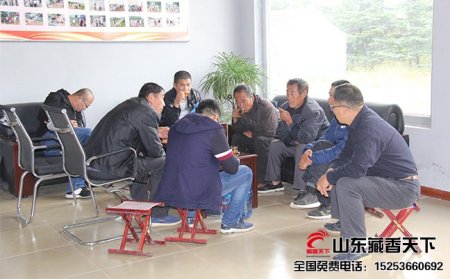 藏香猪养殖合作社的部分养殖户合影