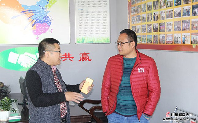 客户在藏香猪合作社进行交流沟通